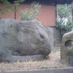 東京都墨田区にある三囲（みめぐり）神社の石碑には宝井其角の「遊（ゆ）ふた地や田を見めぐりの神ならば」の句。その謂れは”雨水まち歩き”で…