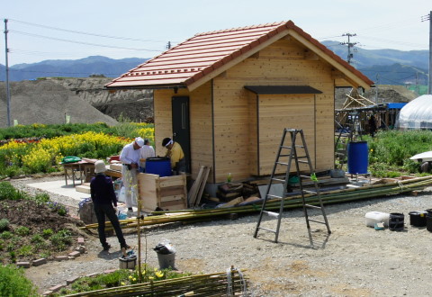 希望の庭の小さな家に雨水タンク2基を取り付ける