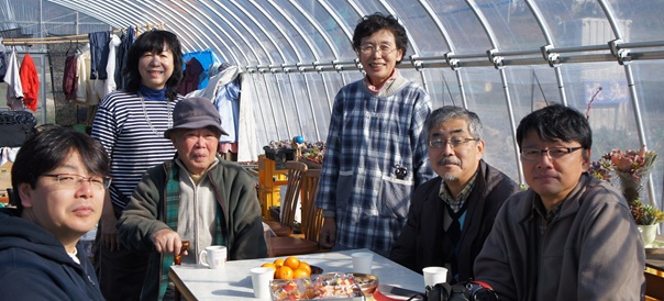 訪れた希望の庭にあるビニールハウスが現在の拠点。吉田夫妻、柴田教授、市民の会メンバー。