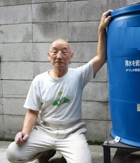 墨田区立小中学校の雨水タンクの補修をした伊藤林さん。