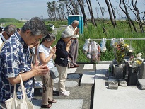 エクスカーションで仙台市若林区荒浜を訪れ、東日本大震災慰霊碑に献花（2013/08/25）