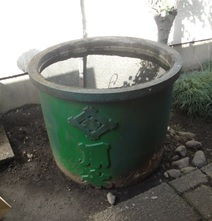 写真1　松田さん宅の玄関脇に置かれた天水桶